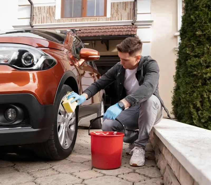 Lavage auto à domicile Gradignan : professionnel intervenant sur un véhicule